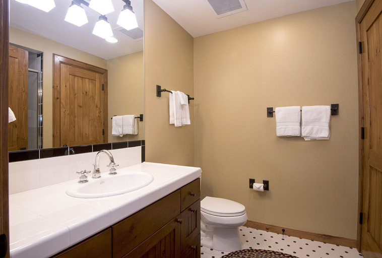 Bathroom 3, Luxury Penthouse at Bear Paw Lodge, Eagle