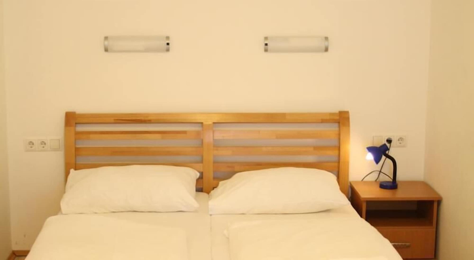 Bedroom 2, Hotel Cyrus, Wien
