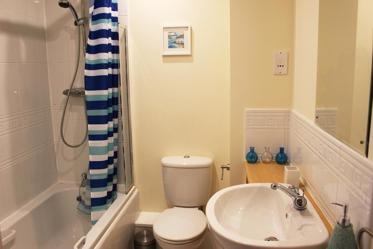 Bathroom, Glover Apartment, Leicestershire