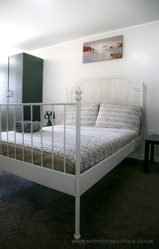 Bedroom 3, Aziz Manzil, London