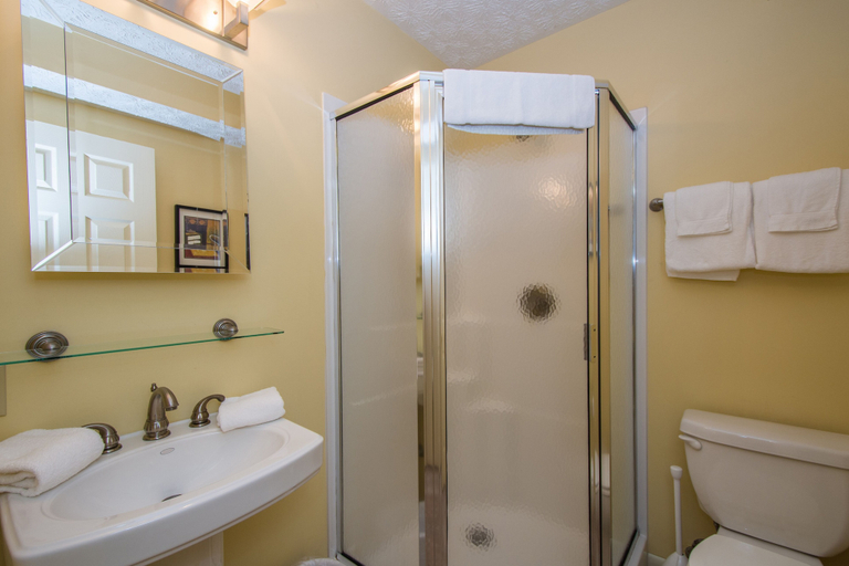 Bathroom 4, Hook, Wine & Sinker, Garrett