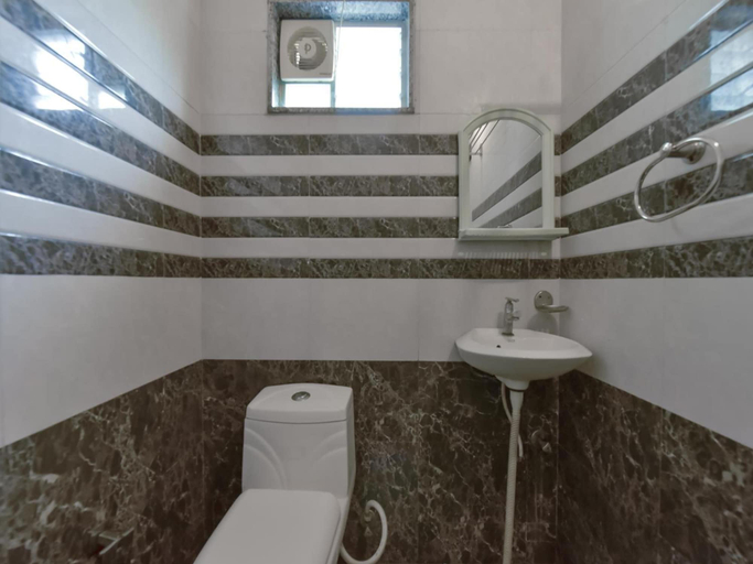 Bathroom 4, Hotel Golden Leaf, Udaipur