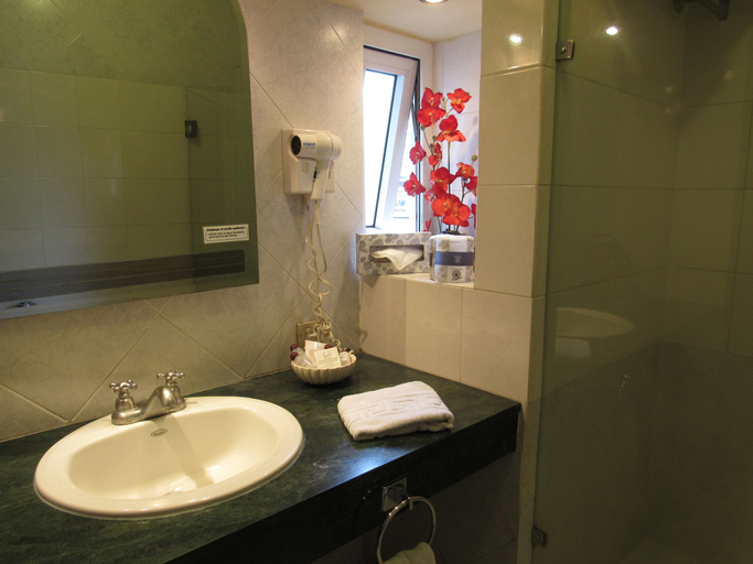 Bathroom 3, Conquistador Hotel and Conference Center, ZONA 4