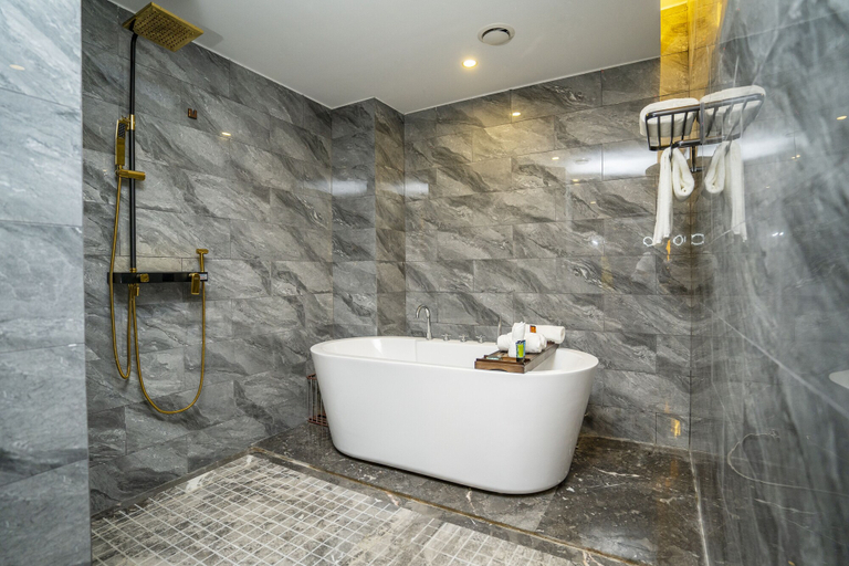Bathroom 5, Ocean Hotel, Phnom Penh