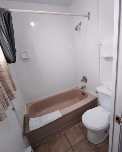 Bathroom 5, Regal Motel, Cochrane