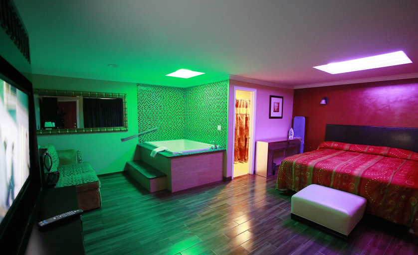 Bedroom 2, Sky Palm Motel, Orange