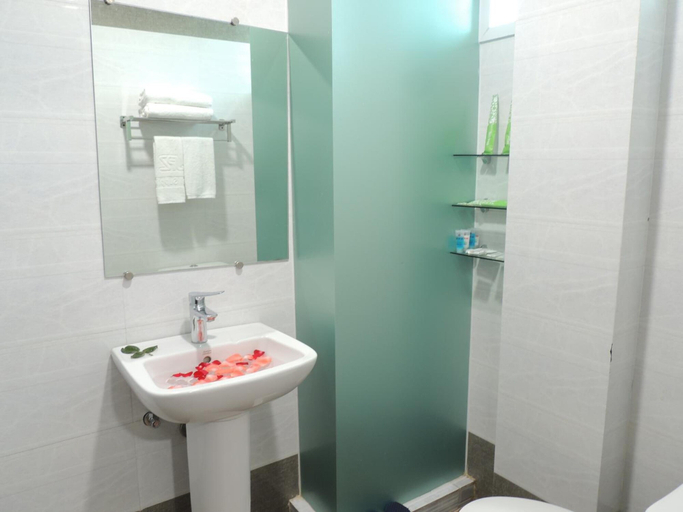 Bathroom 4, Hotel San Taw Win, Bassein