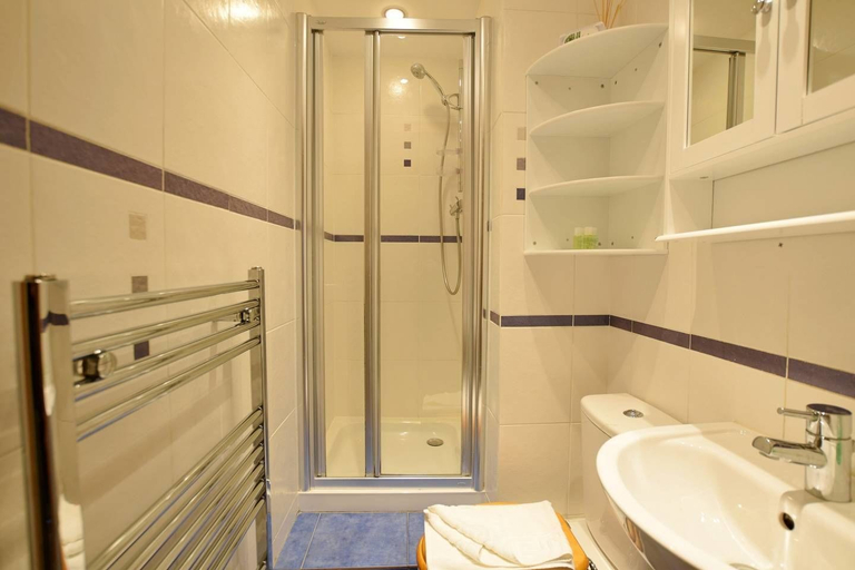 Bathroom 4, JOIVY Gorgeous Two Bedroom Apartment With Castle Views, Edinburgh