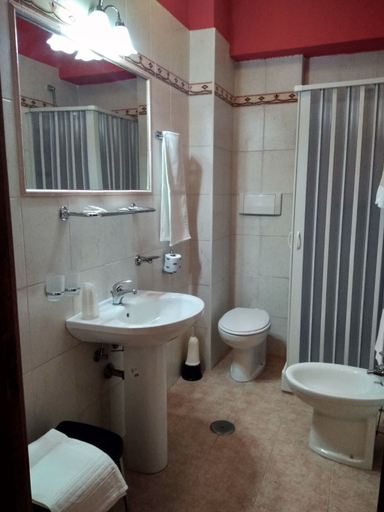 Bathroom 5, Hotel Cristallo, Cosenza