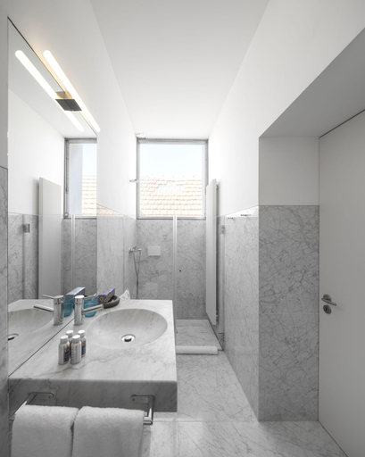 Bathroom 5, Flattered to be in Porto, Porto