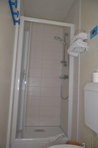 Bathroom 5, Hotel Montfort, Hautes-Pyrénées