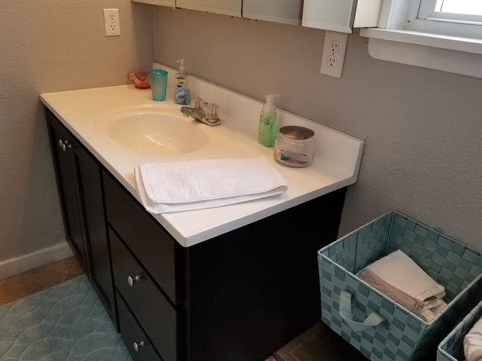 Bathroom, CR Short Stays, Linn