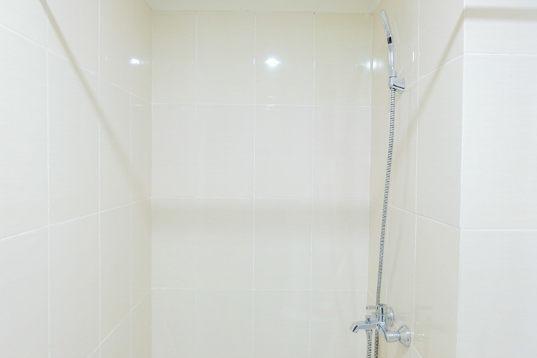 Bathroom 5, Best Modern 1BR The Oasis Apartment By Travelio, Cikarang