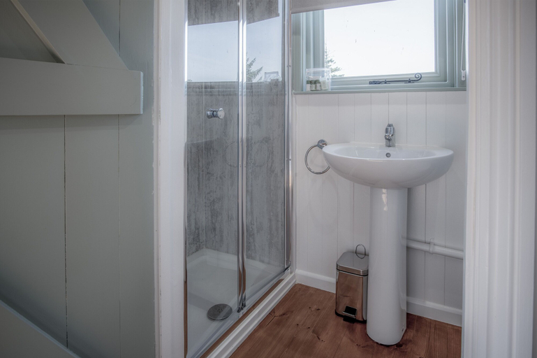 Bathroom 4, Willow - 1 Bedroom - Amroth, Pembrokeshire