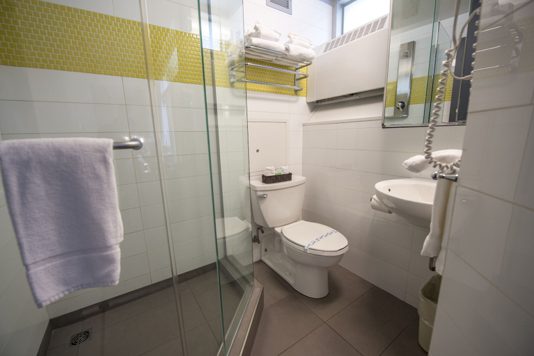 Bathroom 5, Residences Université Laval - Campus Accommodation, Communauté-Urbaine-de-Québec