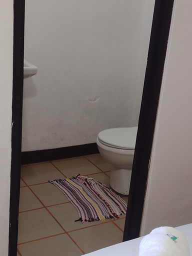 Bathroom 4, Rocamar, Limón