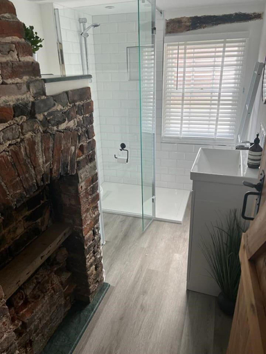Bathroom, 2 Bed Grade 2 - Dates Back to 1500's, Essex