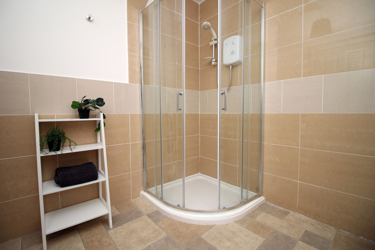 Bathroom 3, Karah Suites - Church Road I, South Gloucestershire