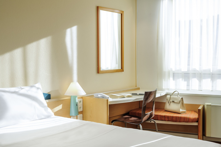 Bedroom 3, ibis Augsburg Hauptbahnhof, Augsburg