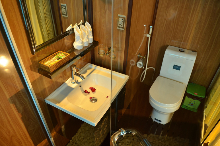 Bathroom 2, Garden Bay Luxury Cruise, Hạ Long
