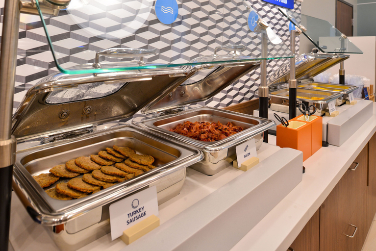 Food & Drinks 5, Holiday Inn Express & Suites by IHG, Taylor