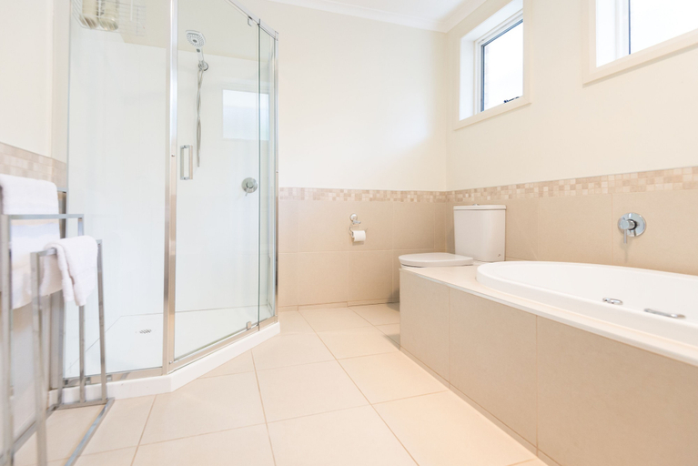 Bathroom 4, Hilltop House, Clarence