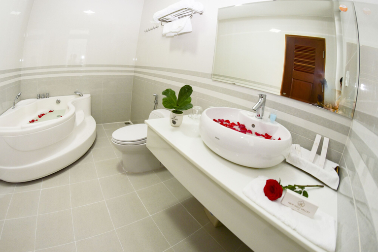 Bathroom 4, New Golf Valley Hotel, Đà Lạt