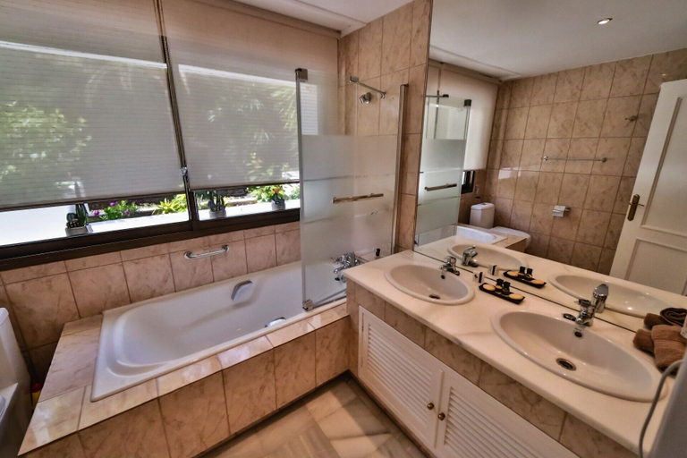 Bathroom 4, Luxury Apartment On The Golden Mile, Málaga