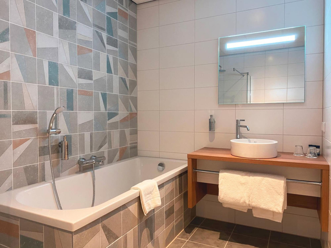 Bathroom 4, Fletcher Hotel-Restaurant Scheveningen, The Hague