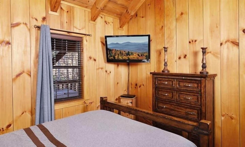 Bedroom 3, Moonshine Holler, Sevier