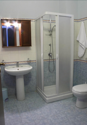 Bathroom 5, Hotel Piro, Messina