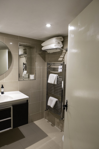Bathroom 3, Karma Salford Hall, Warwickshire