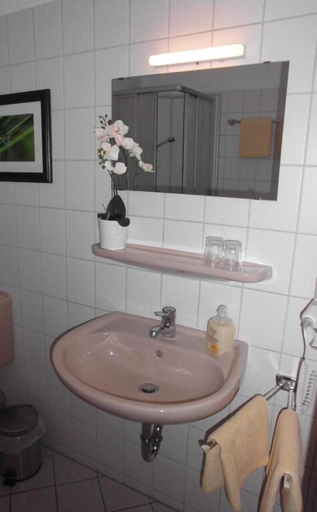 Bathroom 5, Hotel Garni Thüringer KloßTheater, Gotha