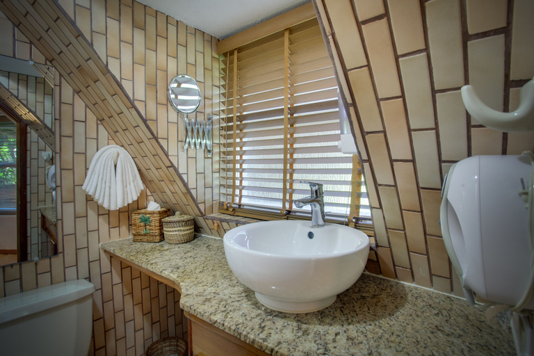Bathroom 4, Xanadu Island Resort