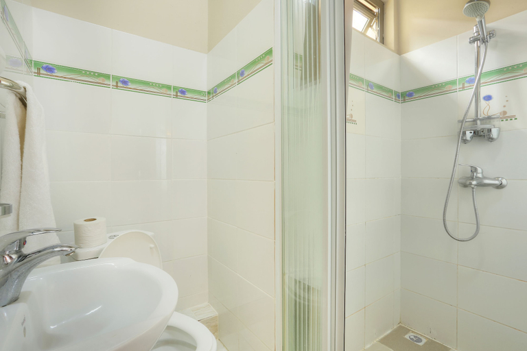 Bathroom 4, L'Oiseau de l'Océan, Black River