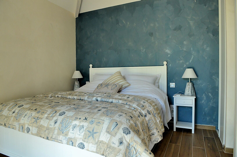 Bedroom 2, Dousoleil, Gironde