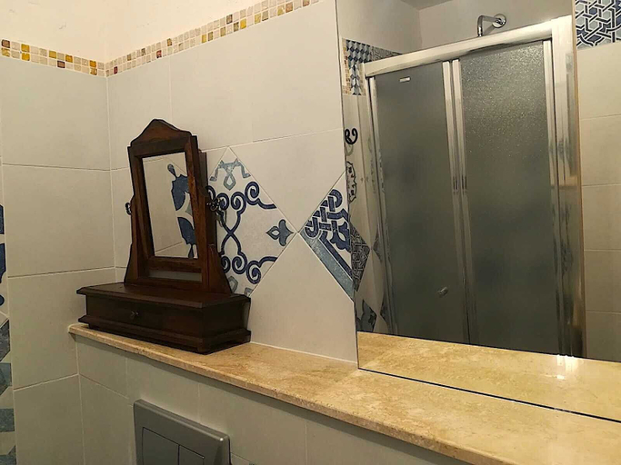 Bathroom 5, Locanda Etrusca, Livorno