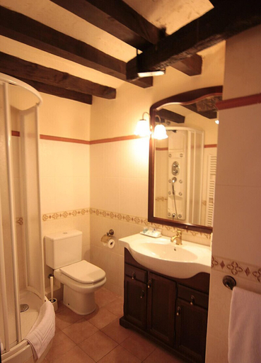 Bathroom 4, Mas Moreta, Girona