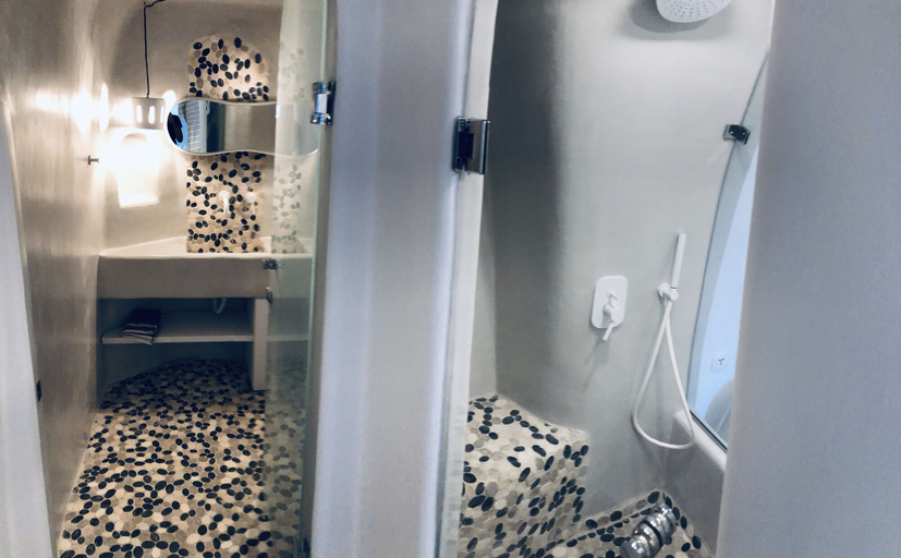 Bathroom 5, Marann cave, South Aegean