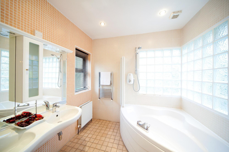 Bathroom 4, The Glenside Hotel