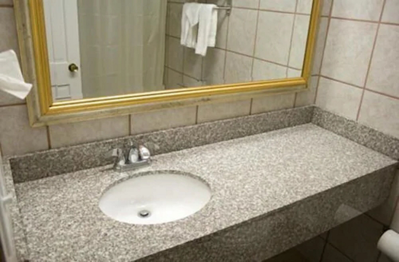 Bathroom 4, Alpine Inn Rockford, Winnebago