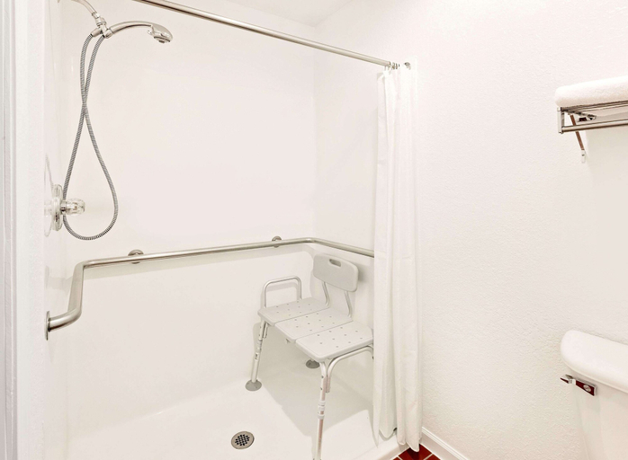 Bathroom 4, Knights Inn Muskogee, Muskogee
