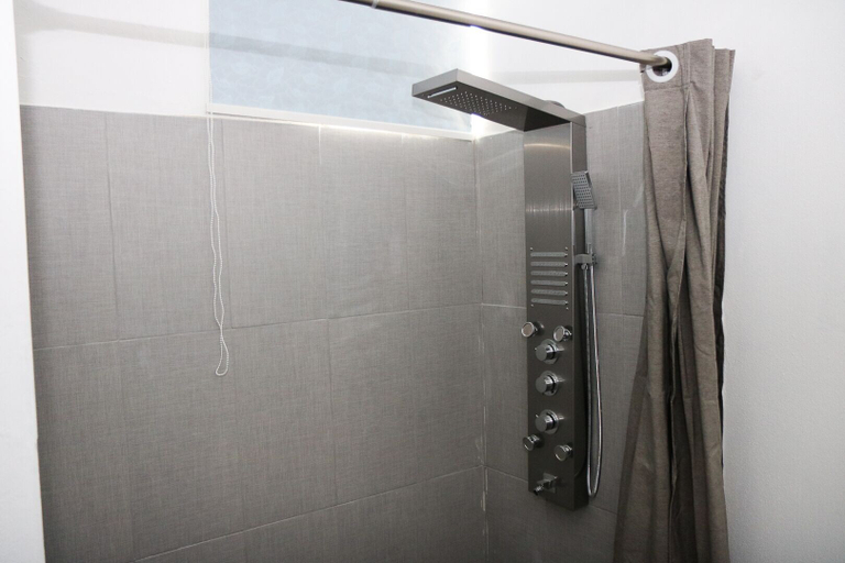Bathroom 3, Mavs Boutique Hotel