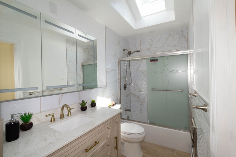 Bathroom 4, Cheerful & Beautiful 3-Bedroom Ranch, Nassau