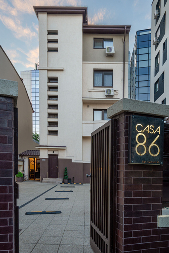 Exterior & Views