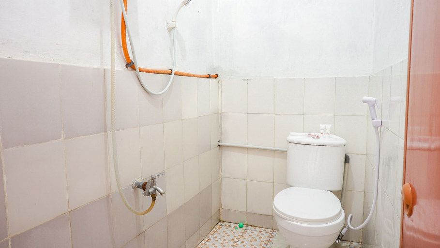 Bathroom 3, OYO 2369 Cempaka Homestay, Bandung