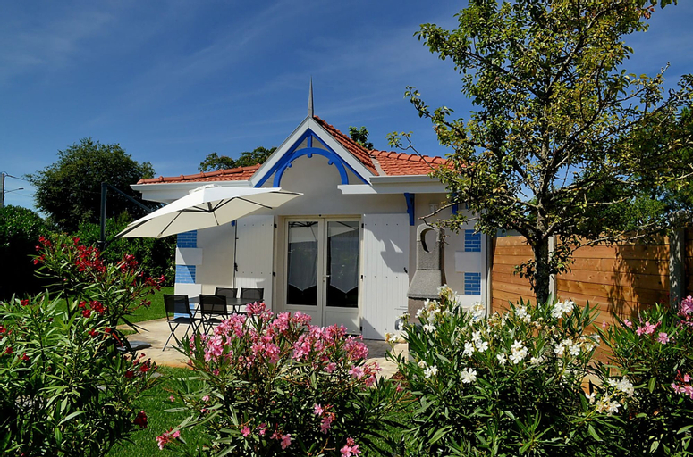 Exterior & Views 1, Dousoleil, Gironde