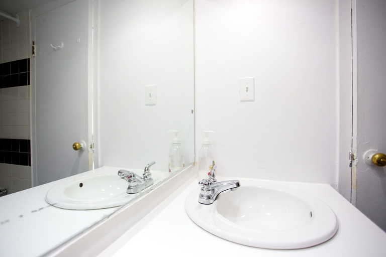Bathroom, The Hutchinson Apartments, Montréal