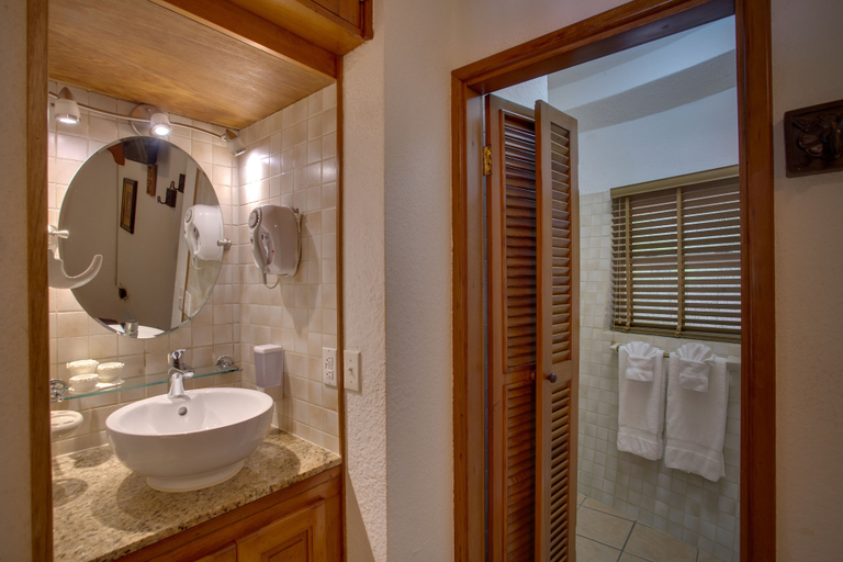 Bathroom 4, Xanadu Island Resort