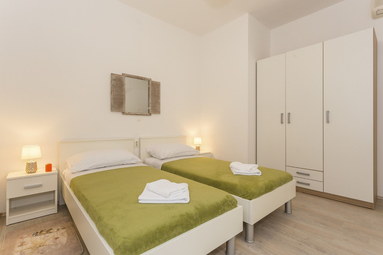 Bedroom 3, Studio Leon-Sara with shaded patio and garden view, Split